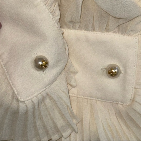 Tory Burch Meryl Ivory Pleated Chiffon Blouse Size 4
Excellente Condition - Picture 7 of 14